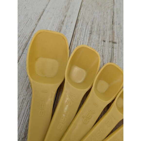 Vintage Gold Mustard 6 Piece Measuring Spoons #2236 2235 2234 2233 2232 2231 - Picture 5 of 9